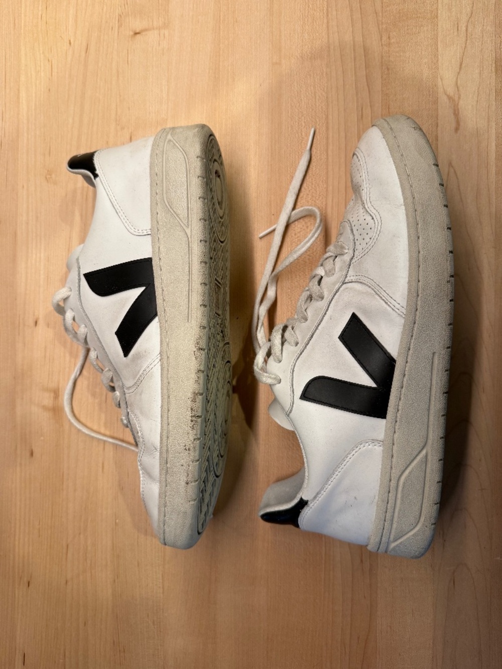 Veja V10 Leather Low-Top Sneakers White/Black Size 11.5